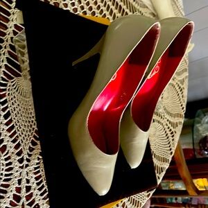 Grey dress shoes size 8 1/2b   Made in Spain.